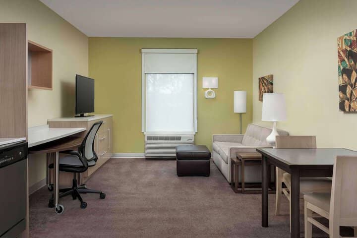 Room 10 of 28
